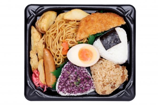 おにぎりや麺類、揚げ物などが入ったお弁当のイメージ