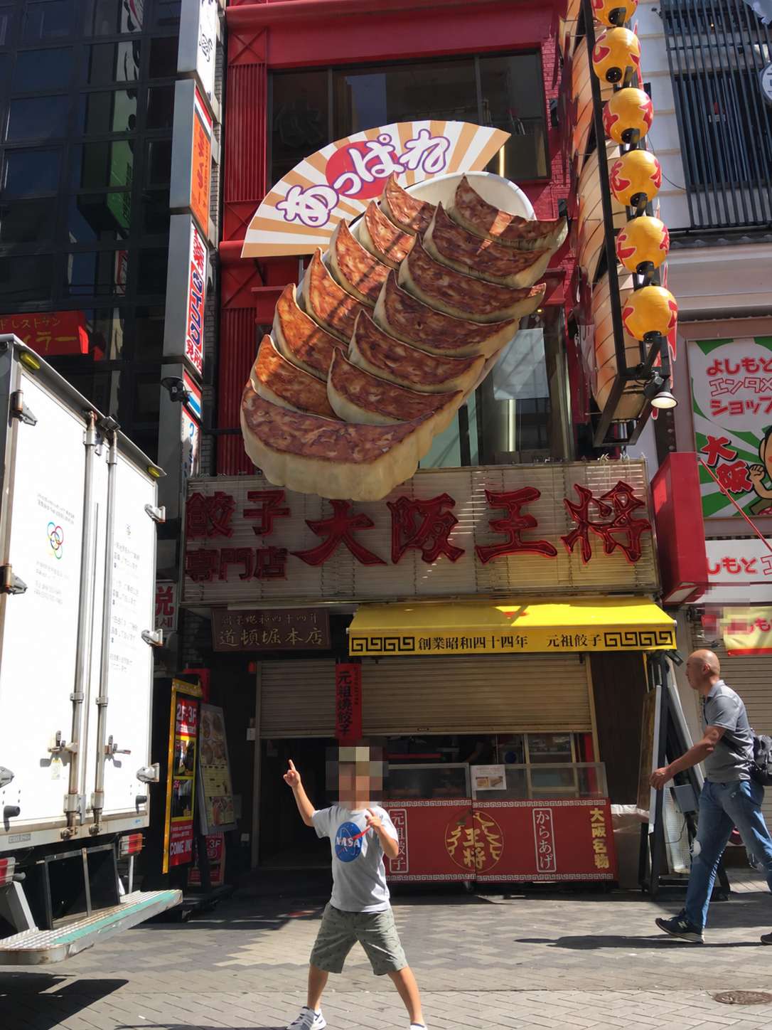 大阪・道頓堀の大阪王将の巨大餃子看板