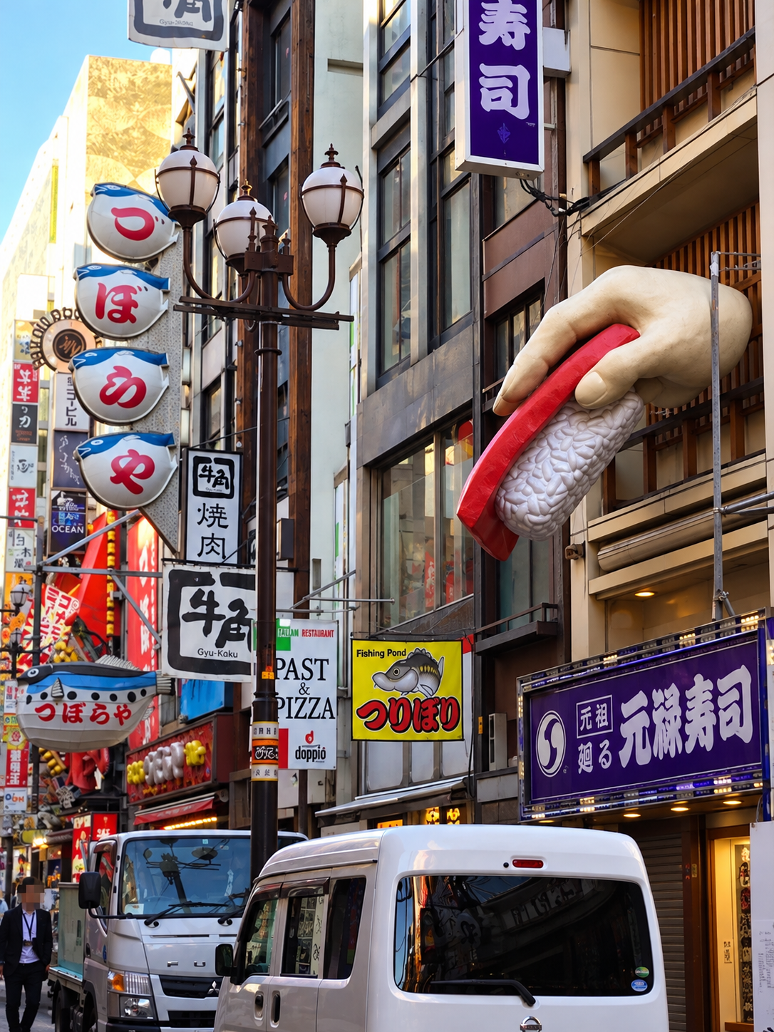 大阪・道頓堀の巨大お寿司看板と街並み