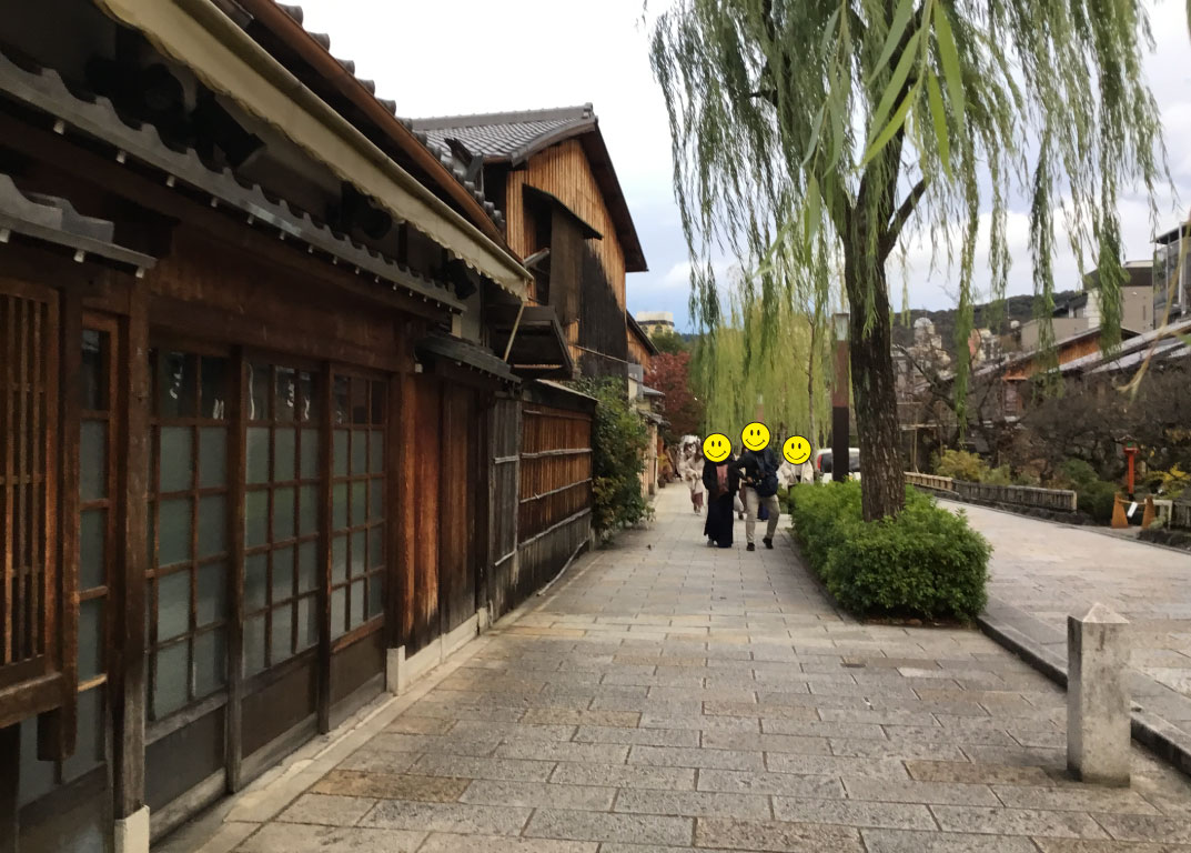 祇園白川の柳と町並み