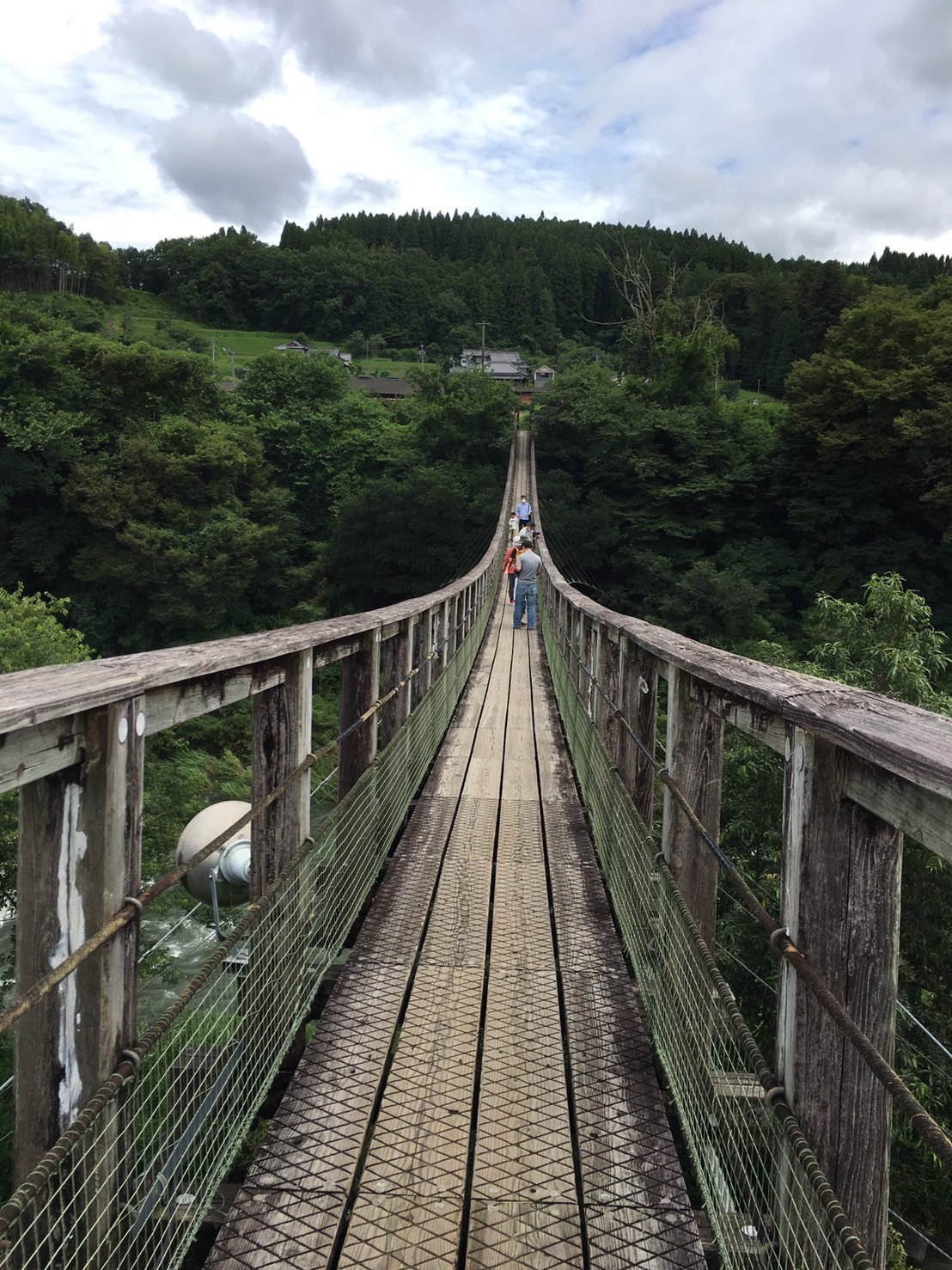 原尻の滝の吊り橋・滝見橋の細長い木製歩道