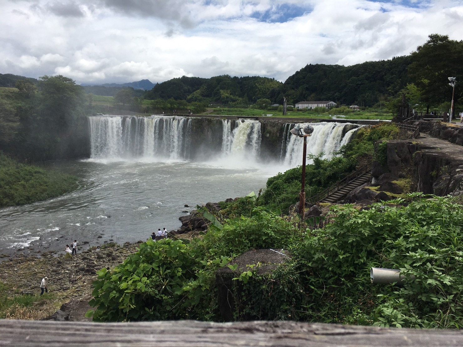 田園風景の中に広がる原尻の滝の全景