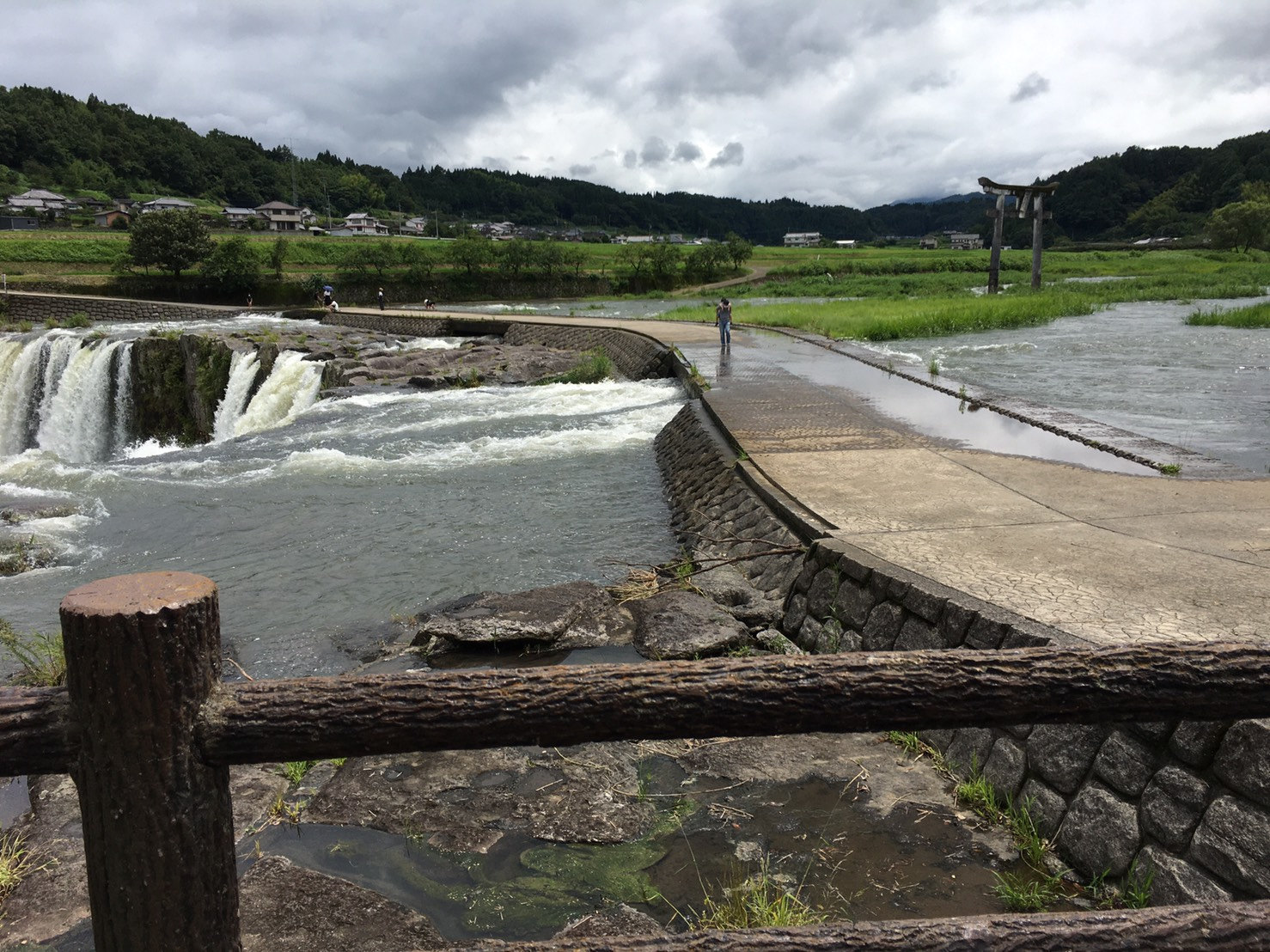 原尻の滝の上流側で川を横切る通路と流れ込む水