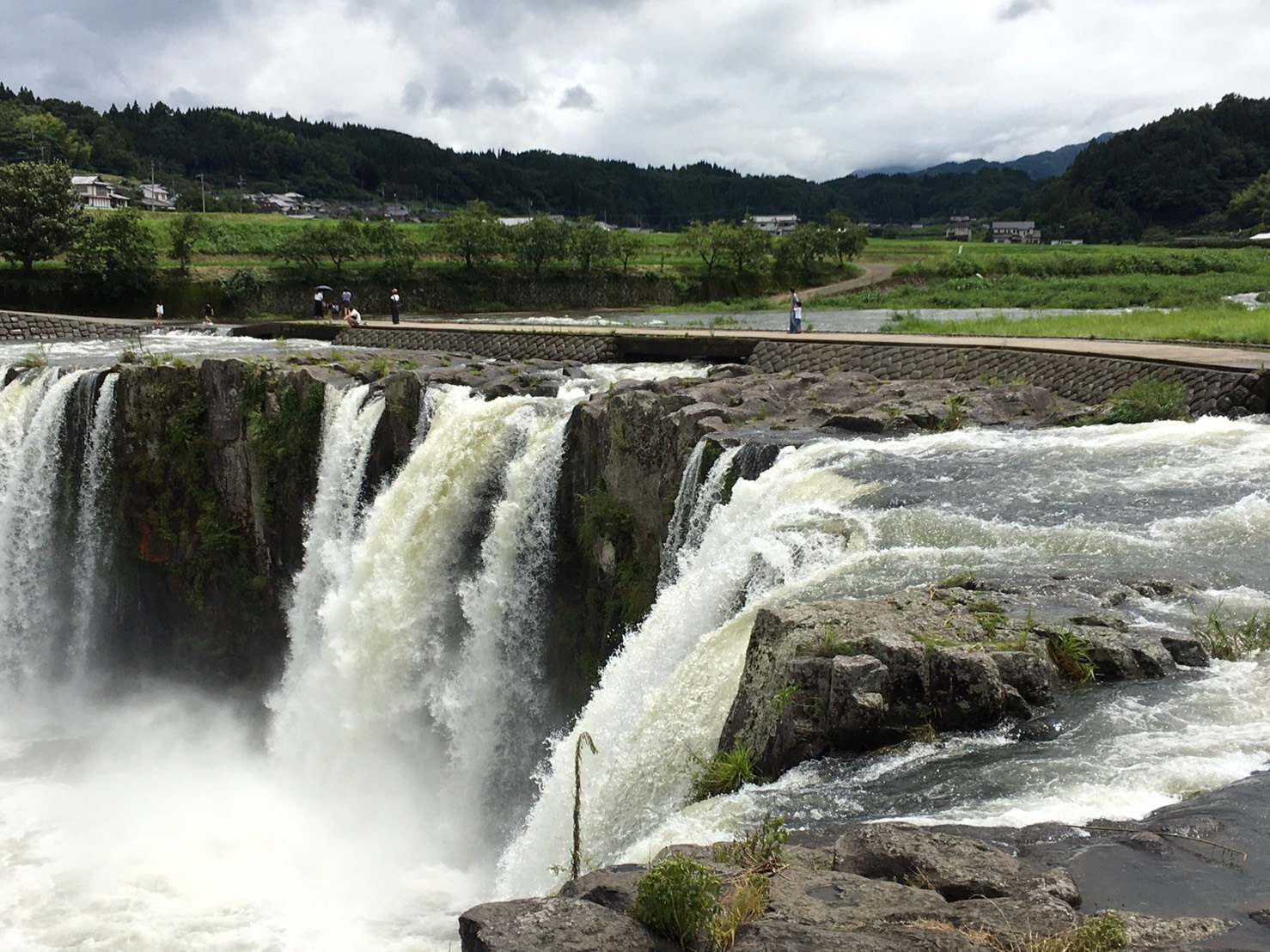 原尻の滝の縁から一気に落ちる水の流れ