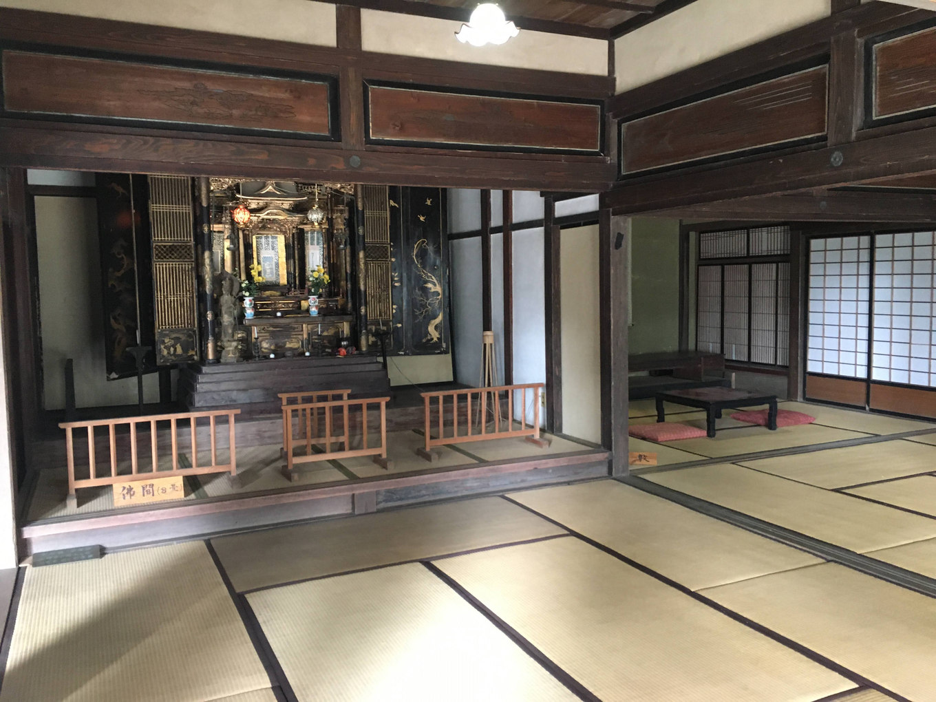 肥後民家村の古民家にある畳敷きの部屋と木の柱