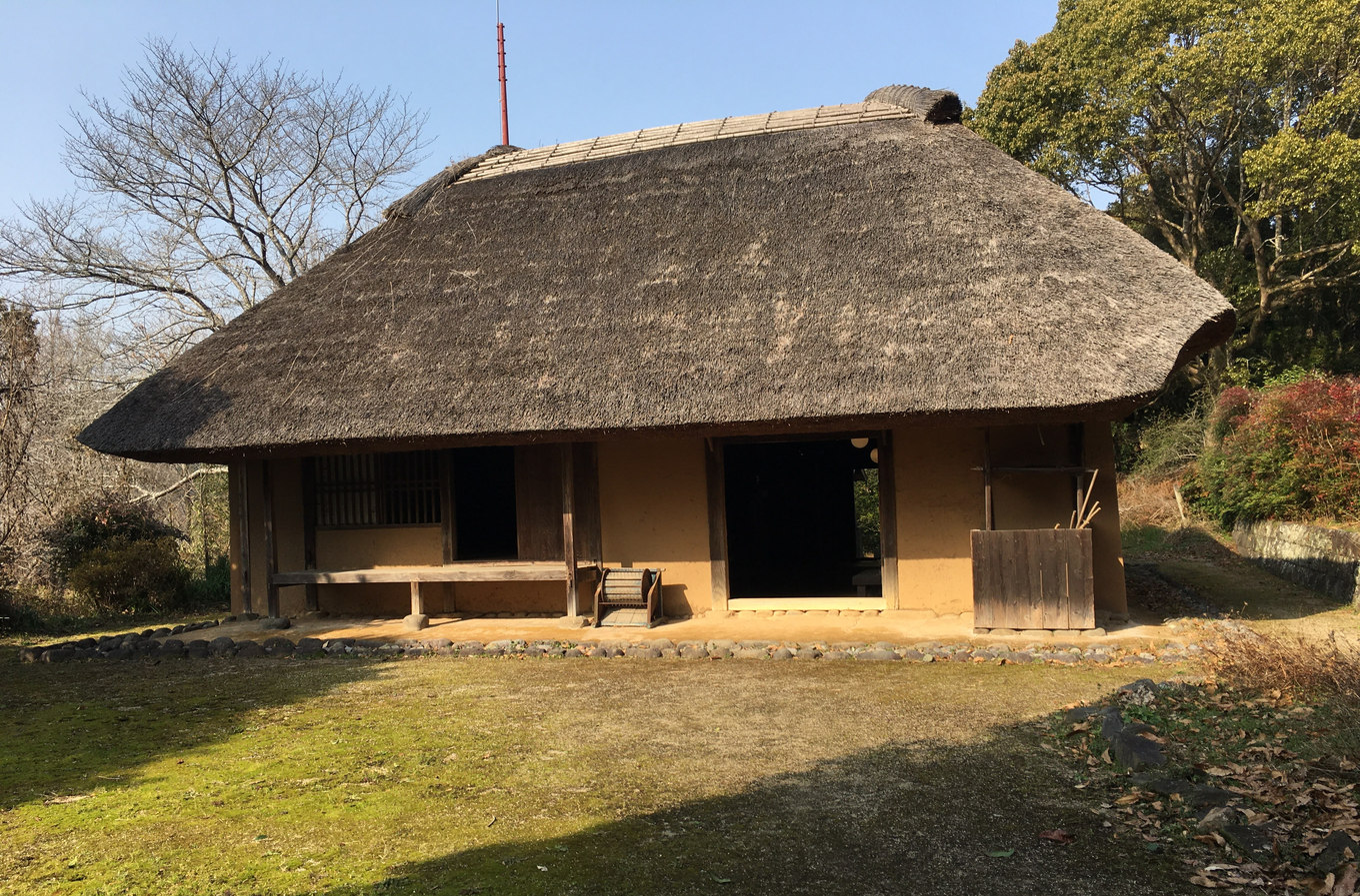 肥後民家村に移築された茅葺き屋根の古民家