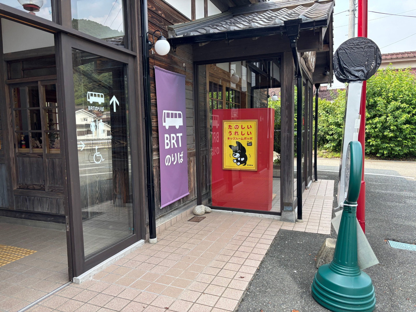 宝珠山駅の駅舎入口にあるBRTのりば案内
