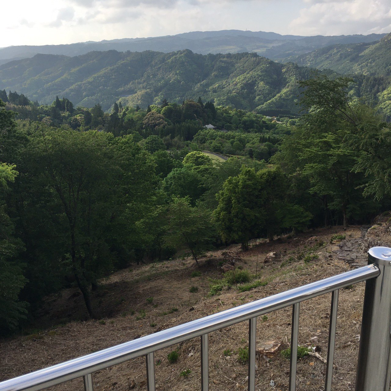 星の文化館の手すり越しに広がる山と森の眺望