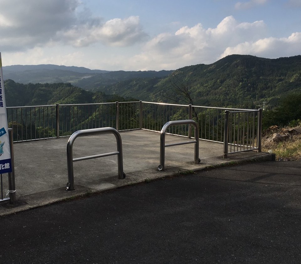 星の文化館付近の山並みを見渡せる屋外展望スペース