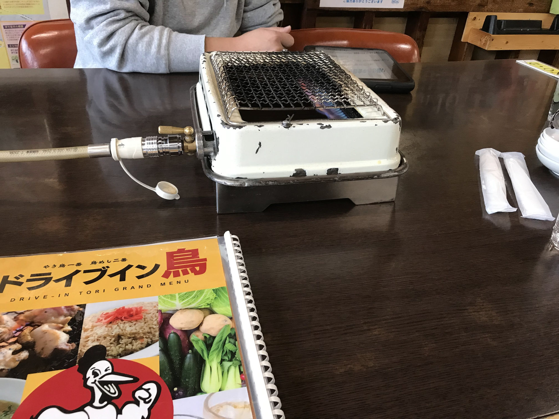 ドライブイン鳥のテーブルに設置された鶏肉用の網焼きコンロ