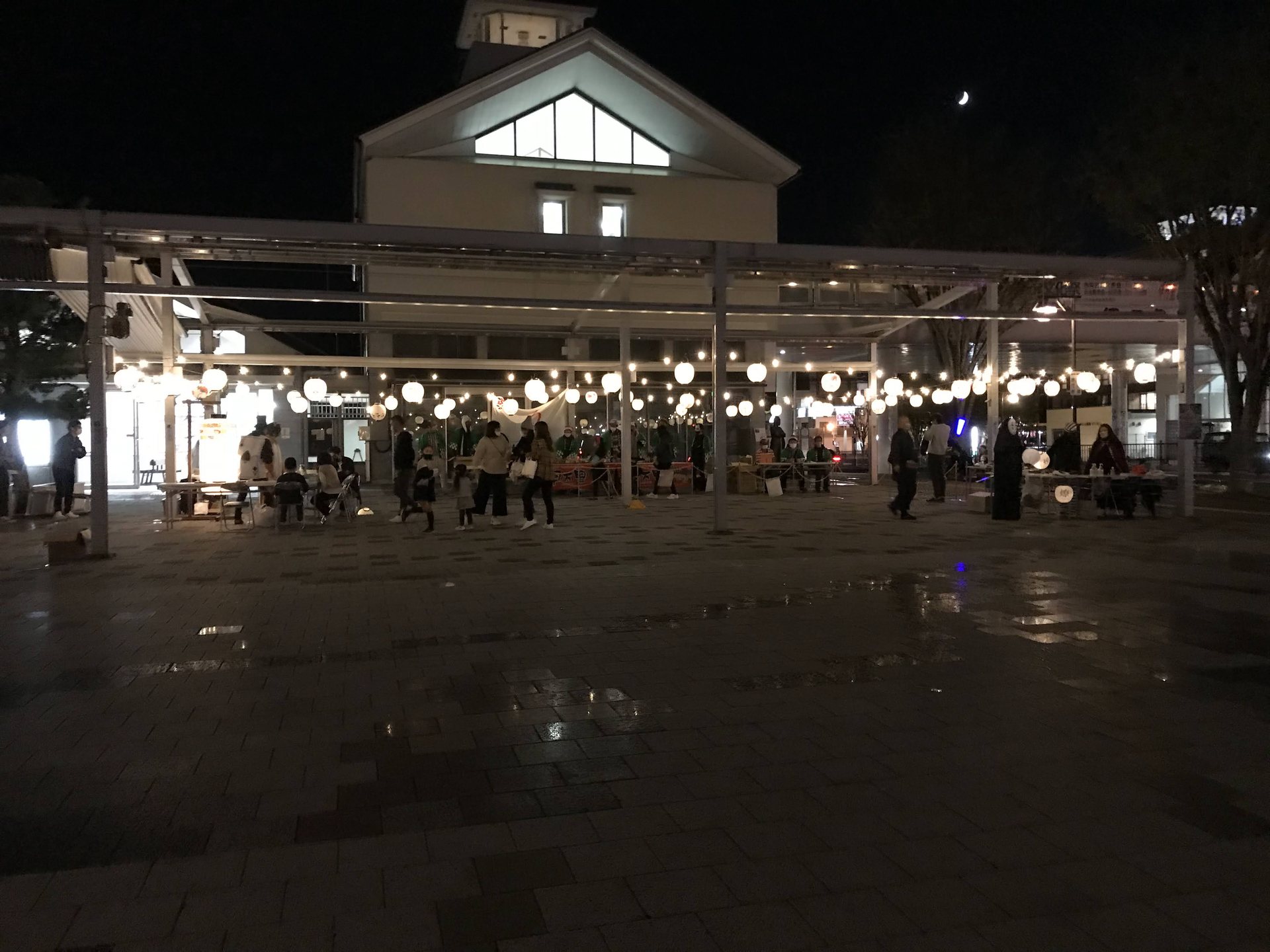 2022年10月29日の伊万里駅前広場に提灯が灯り人々が集まる夜の様子