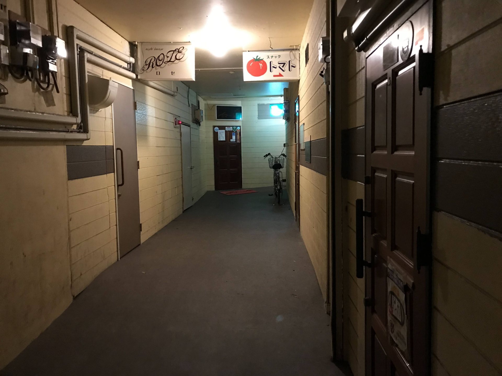 伊万里横丁の昭和の面影を残す細い屋内通路と飲食店の看板