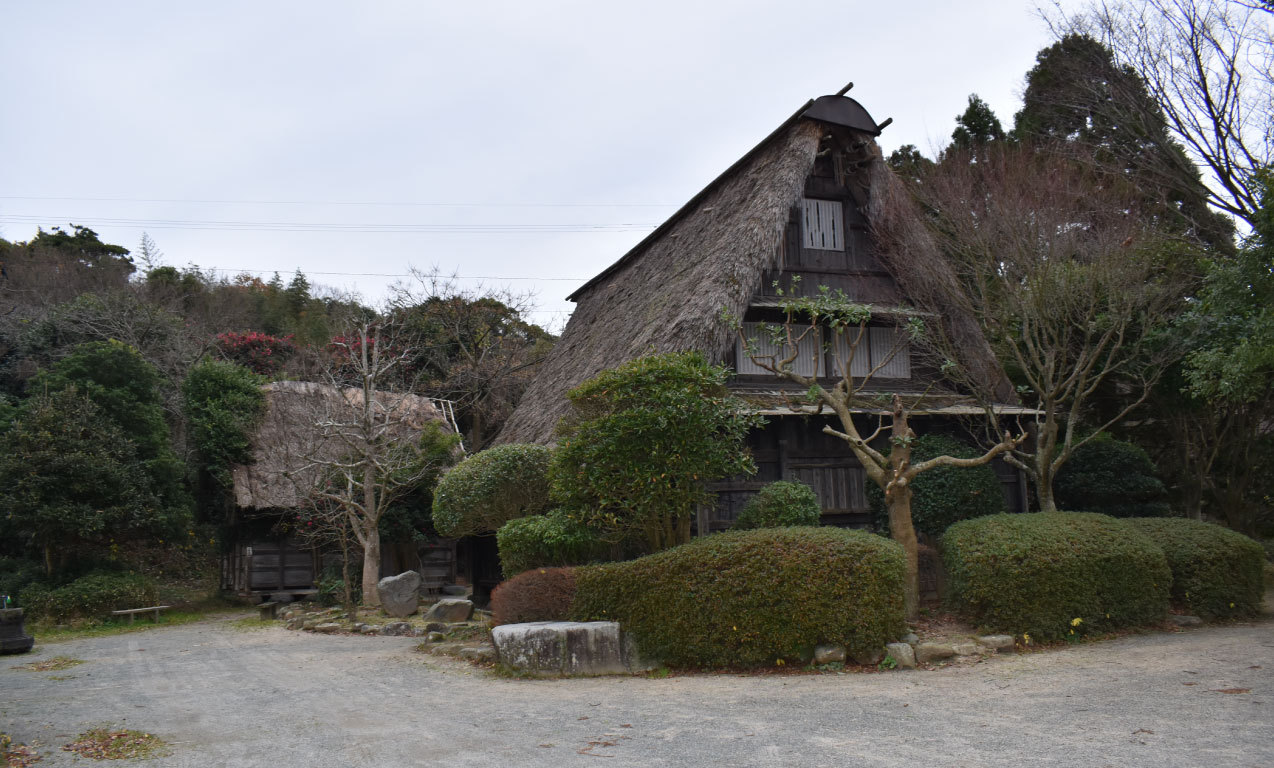立派な三角屋根冬の景色によく似合います