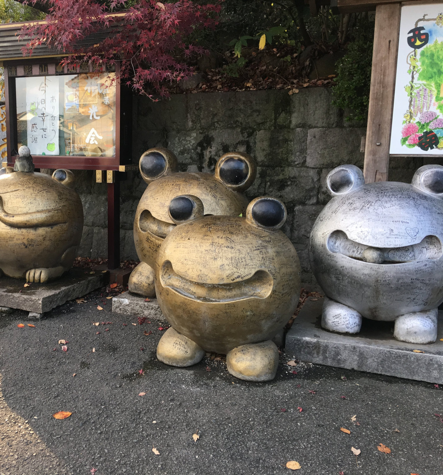 福岡県小郡市かえる寺で見つけた大きなカエル像