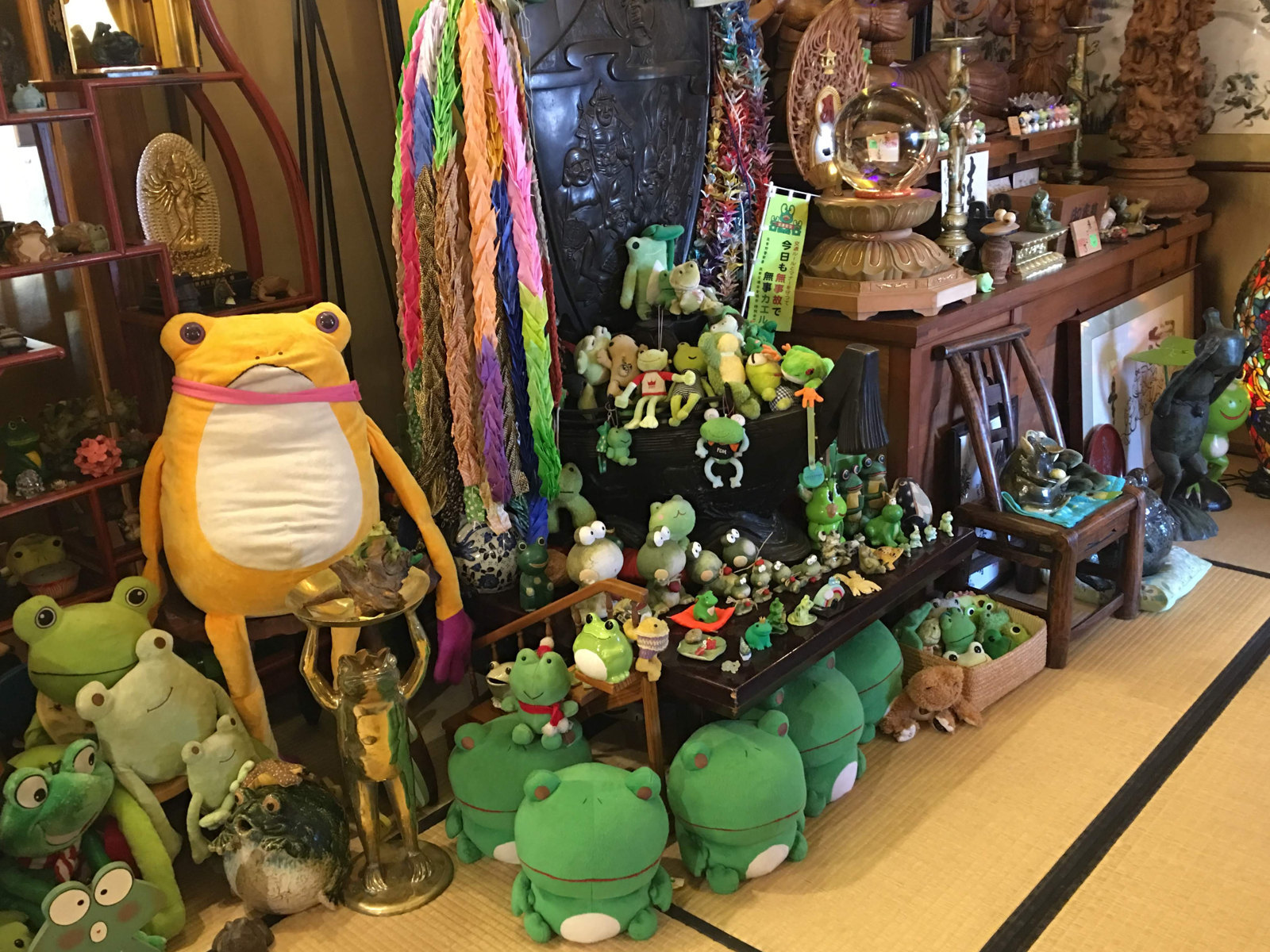如意輪寺の屋内に並ぶ大小さまざまなカエルの置物