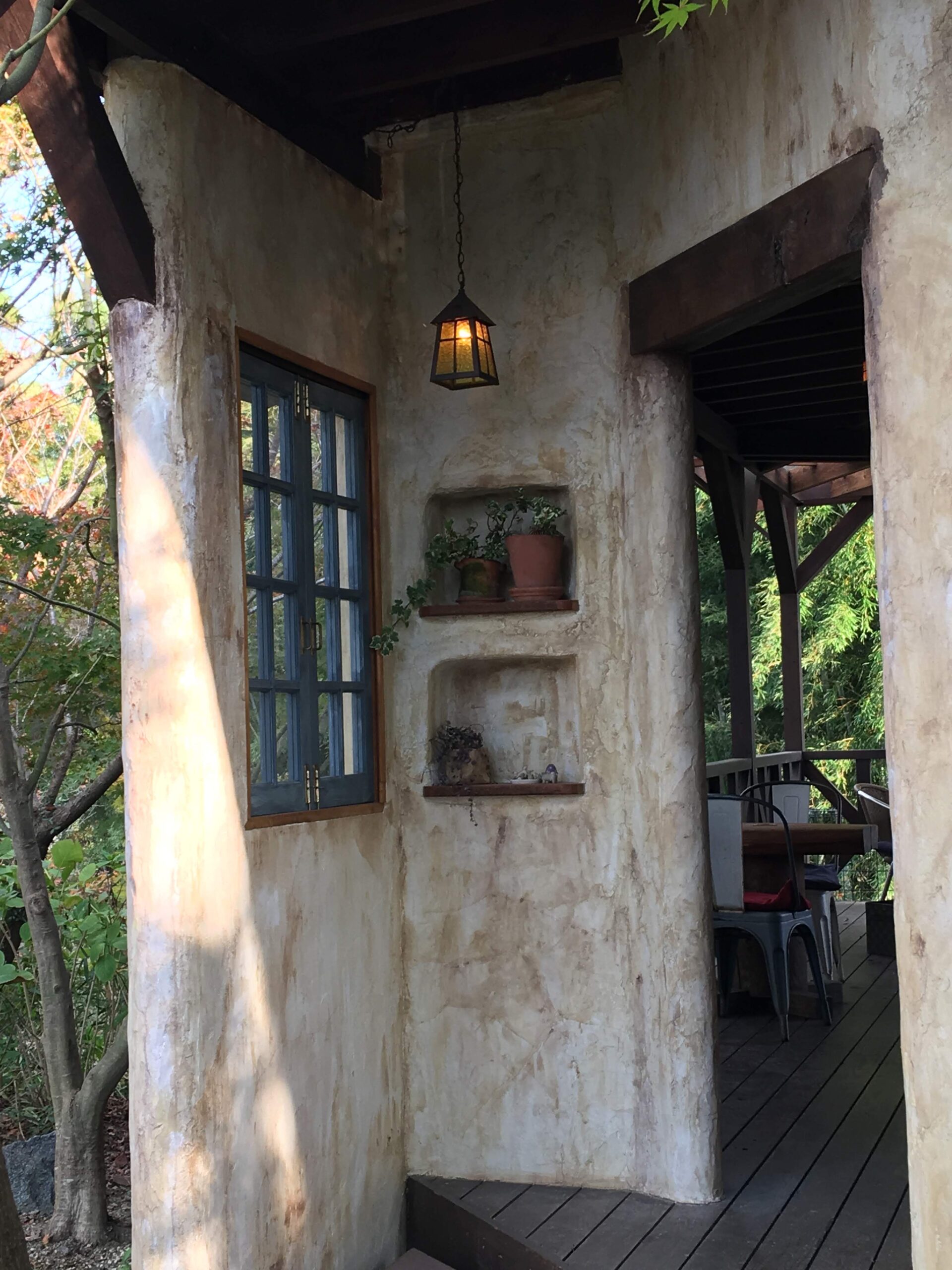 かえる寺の近くで見かけた、青い窓と吊り下げランプが印象的なカフェ風の建物の入口