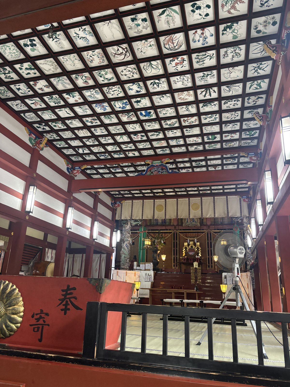 植物画が並ぶ鹿児島神宮の拝殿内部と奥の祭壇