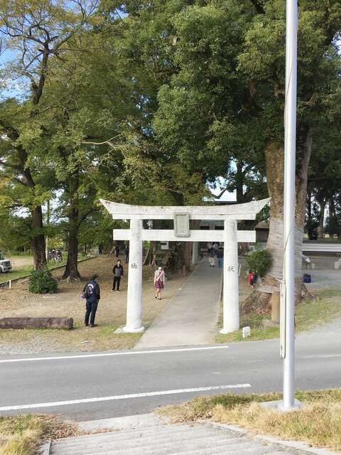 溝口竈門神社の入口に建つ白い鳥居