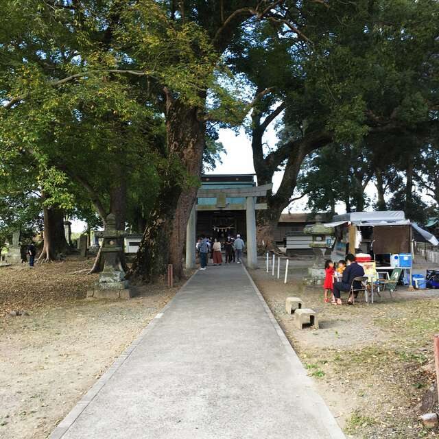 鳥居の先に続く溝口竈門神社の参道