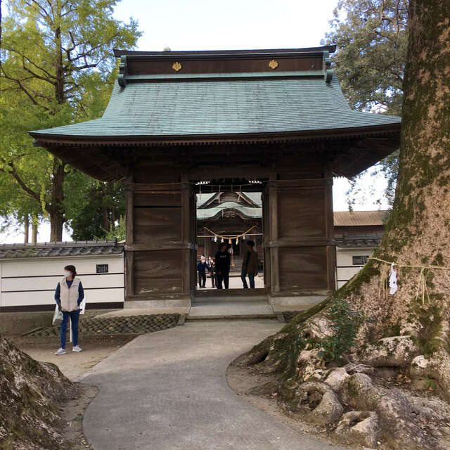 木々に囲まれた溝口竈門神社の楼門