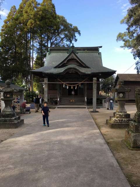 木々の奥に建つ溝口竈門神社の拝殿