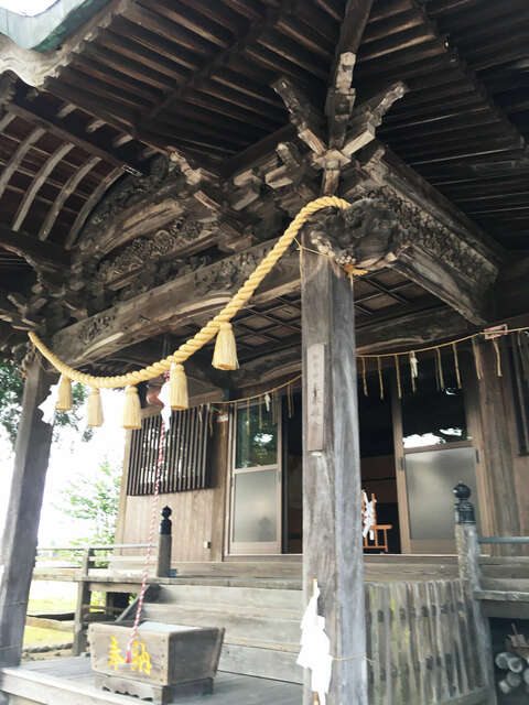 溝口竈門神社の社殿の屋根と木組み