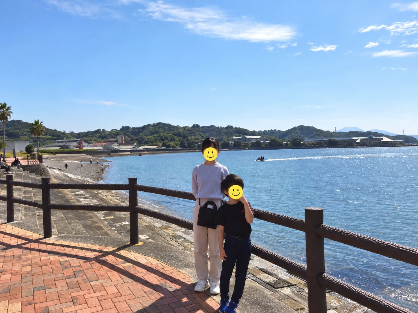 上天草さんぱーるの海辺で撮影した子ども2人の記念写真。顔はスタンプで加工（2021年）