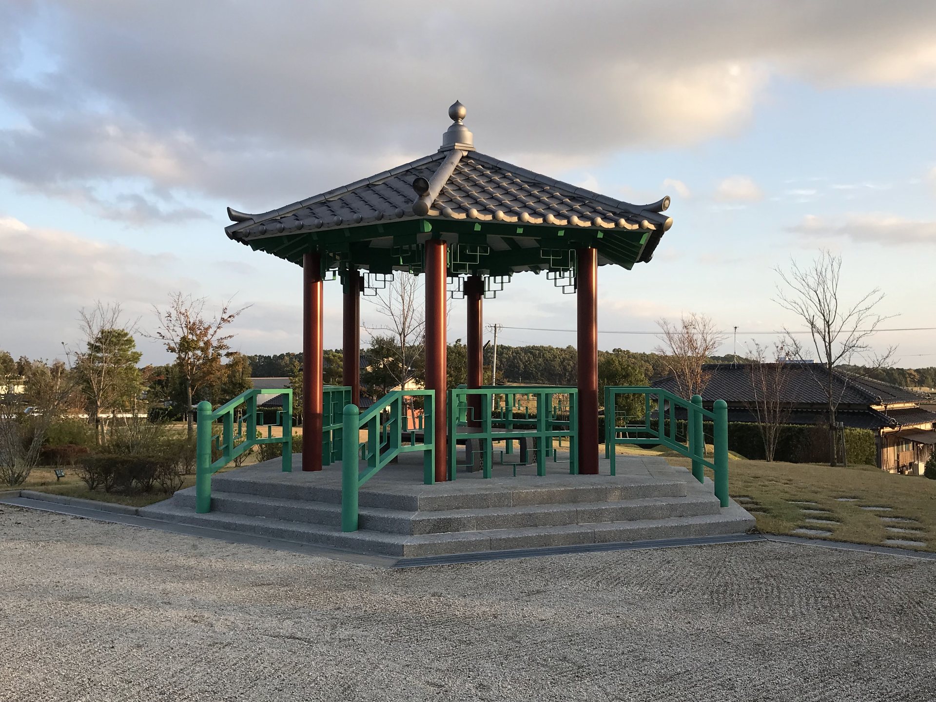 王仁博士顕彰公園の屋根付きの休憩舎