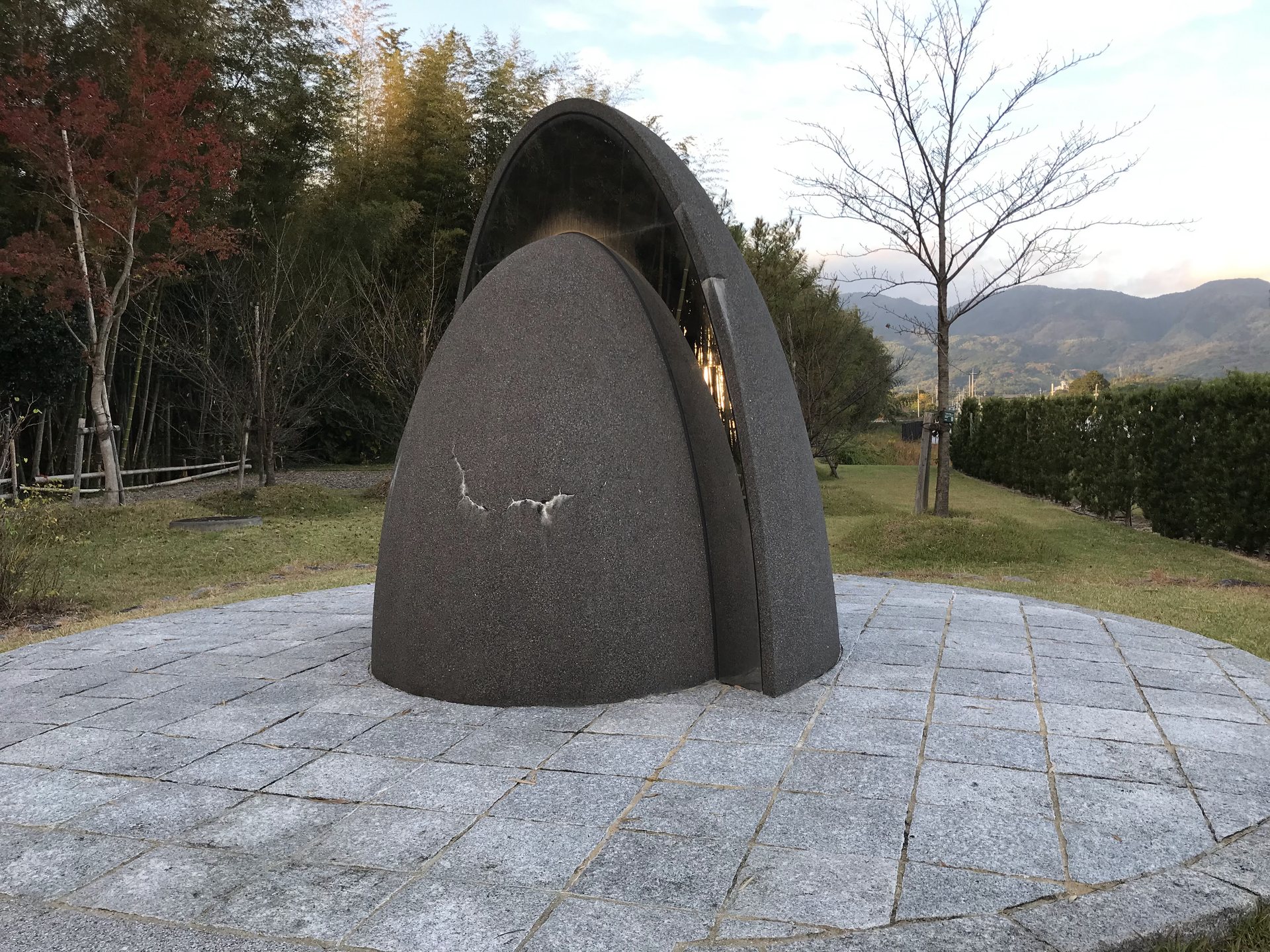 王仁博士顕彰公園にある烏帽子をかたどった願いの碑