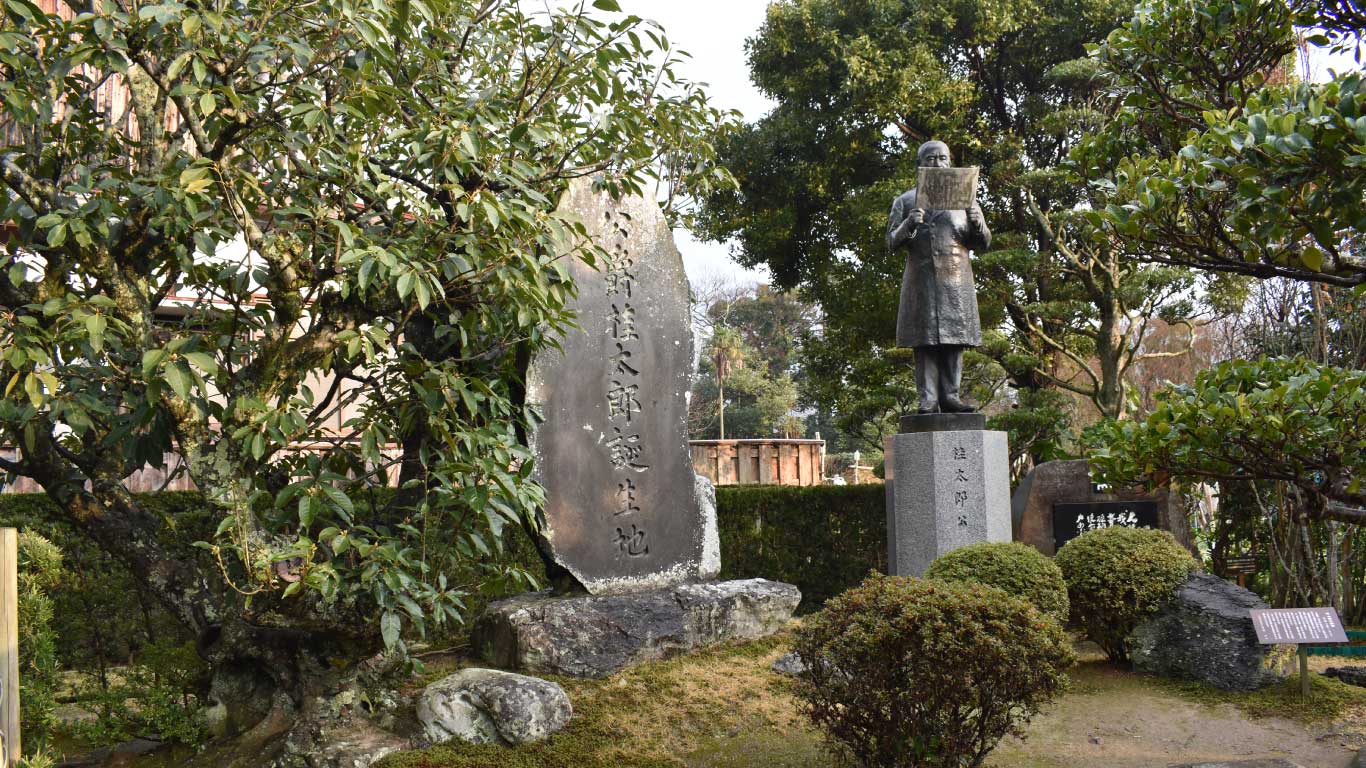 桂太郎旧宅の庭園に立つ桂太郎像