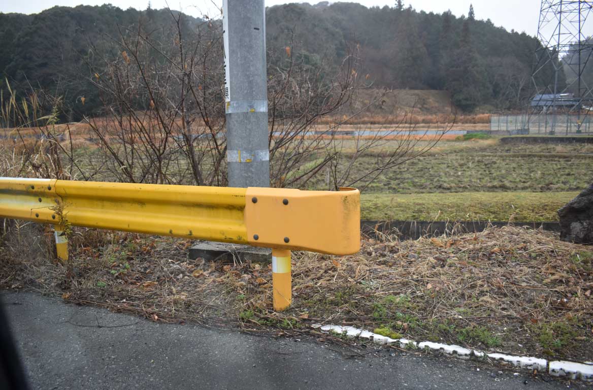 山口県内で撮影した黄色いガードレールの近景
