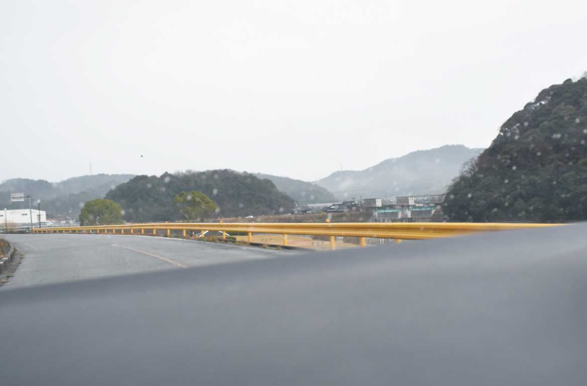 山口県の道路で撮影した黄色いガードレールと山並み