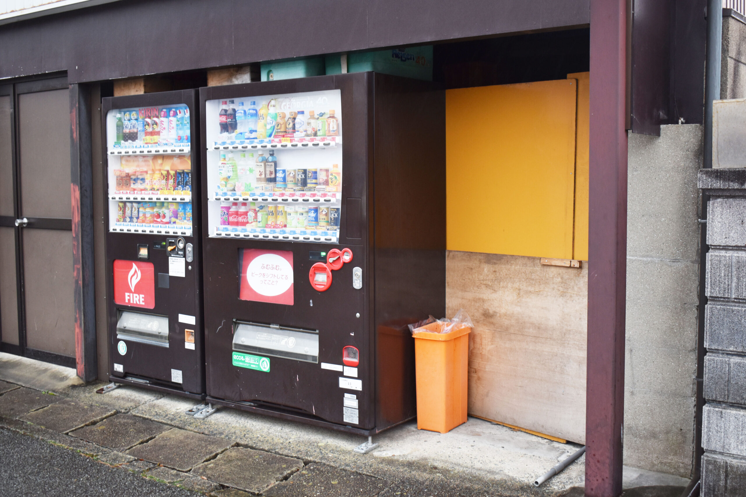 萩城下町で見かけたこげ茶色の自動販売機