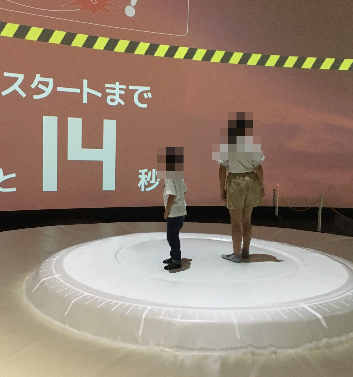 神戸青少年科学館の大きなカウントダウン表示と体験スペース