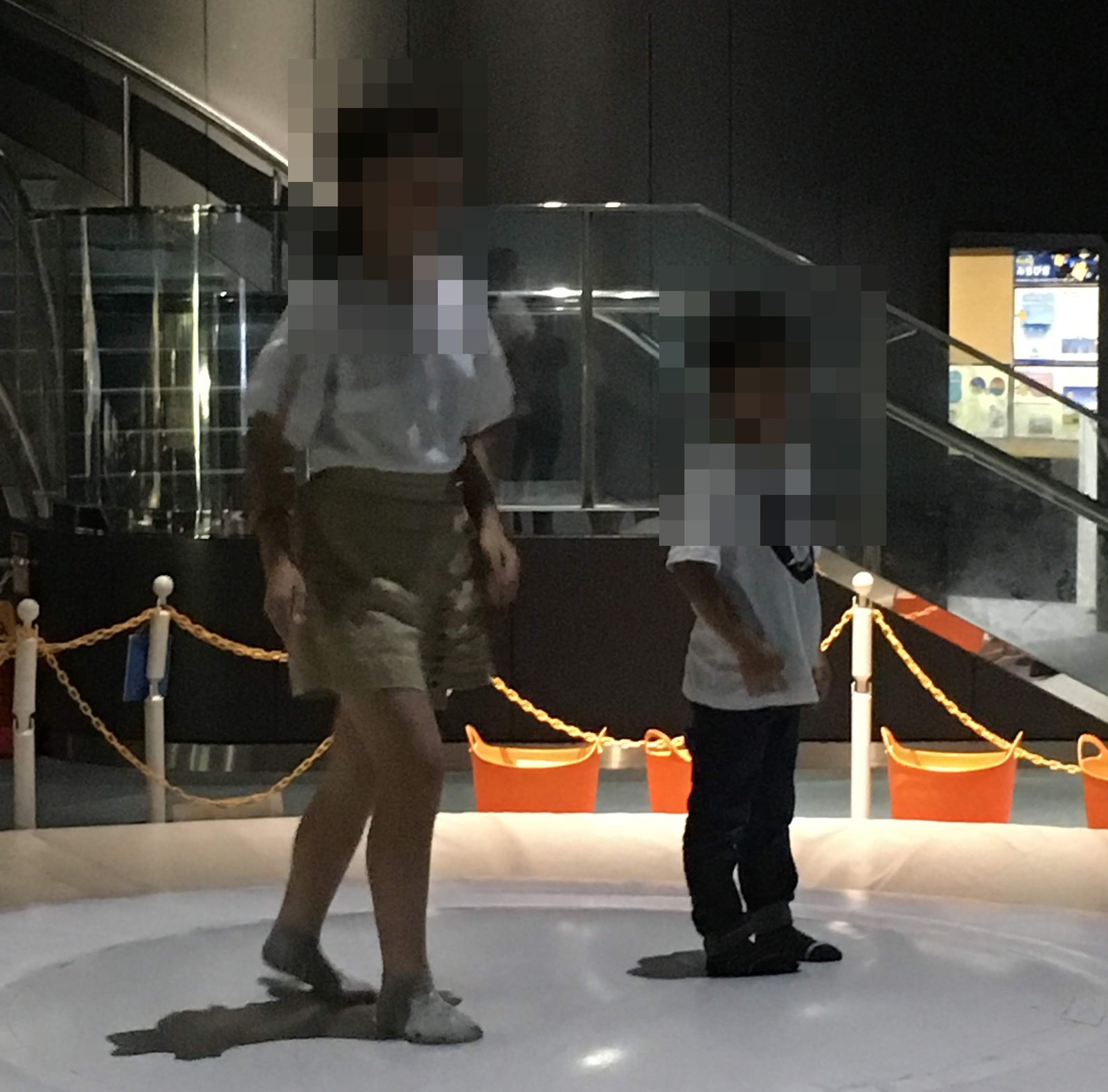 神戸青少年科学館の円形の体験展示に立つ子どもたち