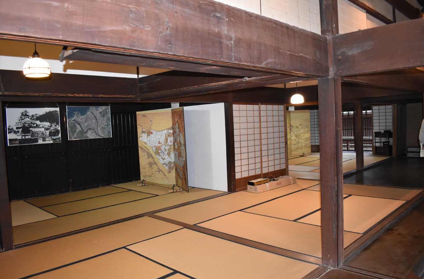 旧久保田家住宅の広い室内と木造建築