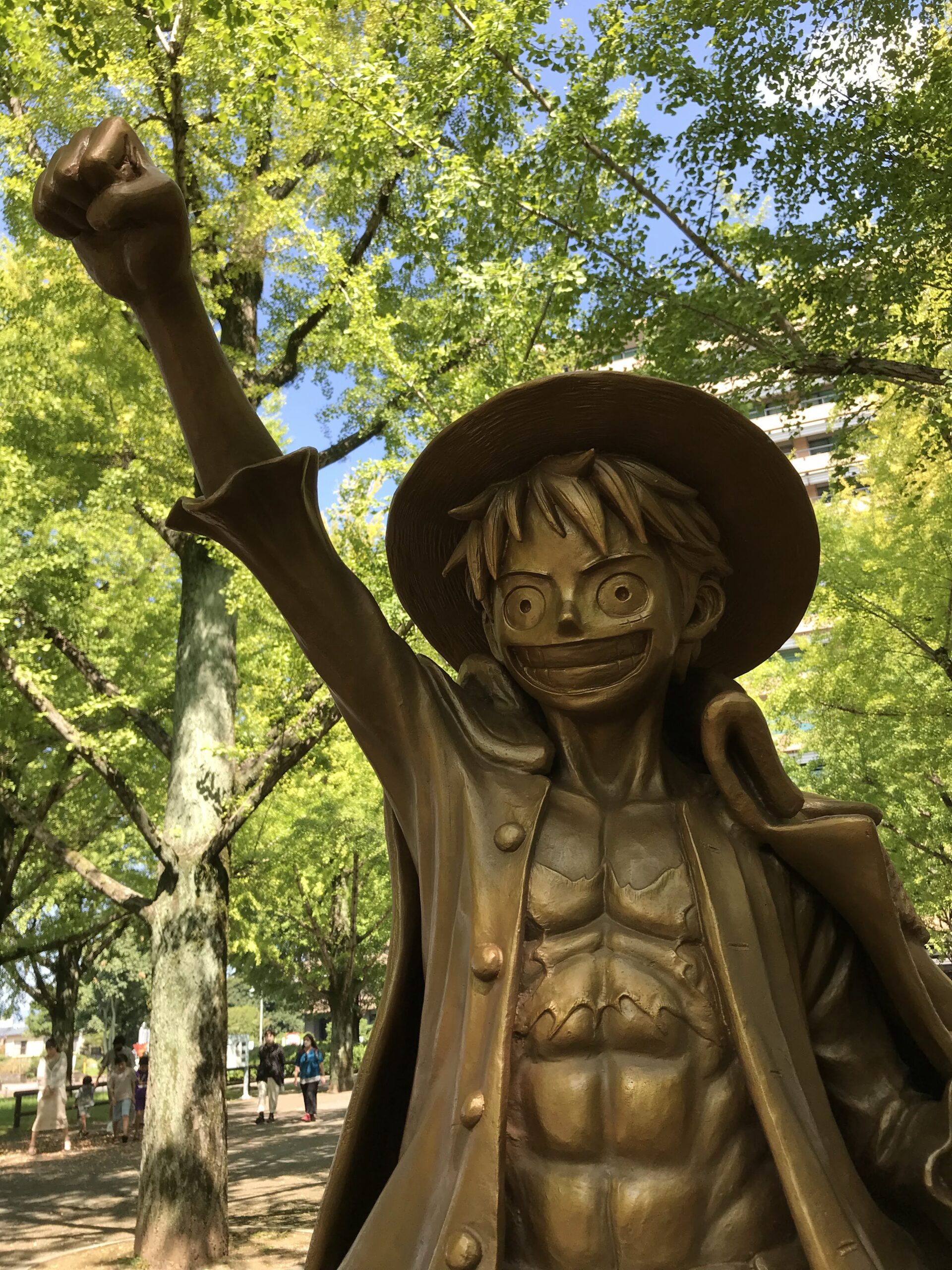 熊本県庁のルフィ像の表情と上半身を近くから撮影した写真（2022年）