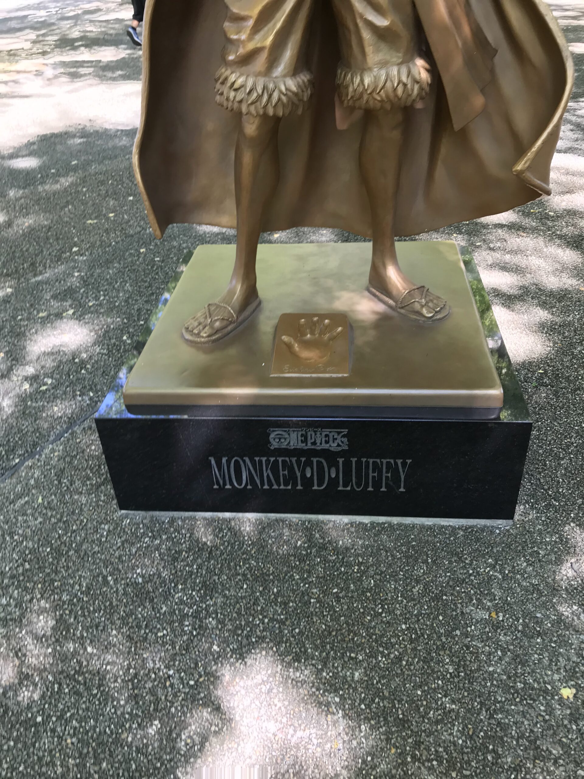 熊本県庁のルフィ像の台座に刻まれたMONKEY D. LUFFYの文字（2022年）