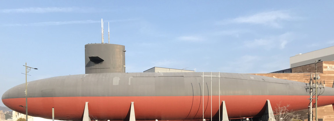 海上自衛隊呉史料館「てつのくじら館」の前に展示された巨大潜水艦「あきしお」