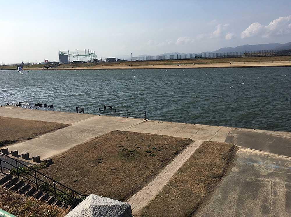 水天宮近くから見た筑後川の広い水面と対岸の景色（2021年）