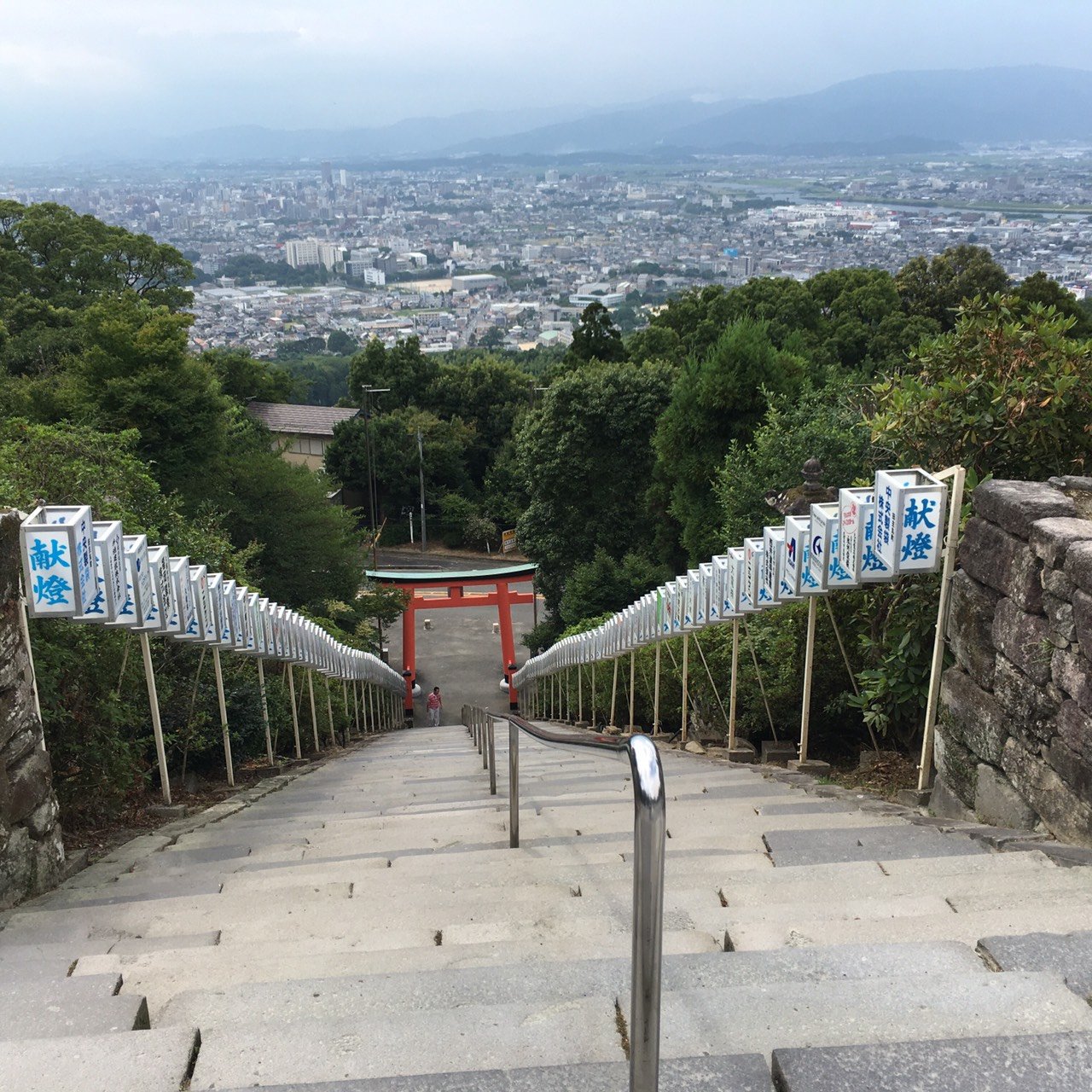 高良大社の石段を上から見下ろした風景と下にある朱色の鳥居