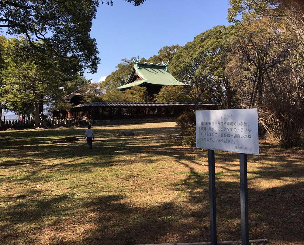 緑に囲まれた久留米城跡・篠山神社の広場と建物（2021年）