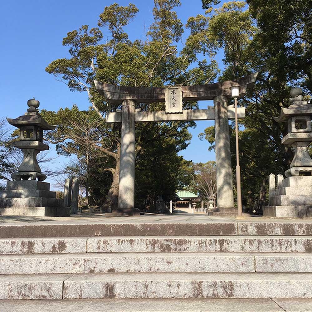 久留米の水天宮の大きな石鳥居と石段（2021年）