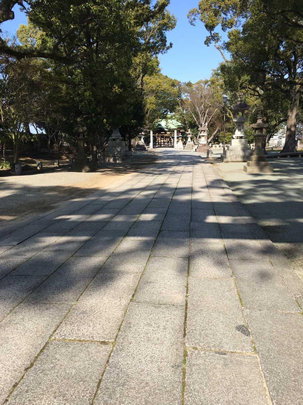 木々に囲まれ石畳が続く久留米・水天宮の参道（2021年）