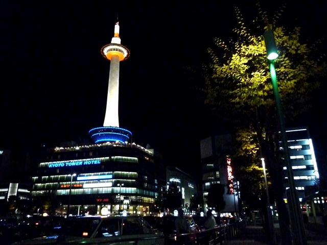 白くライトアップされた京都タワー