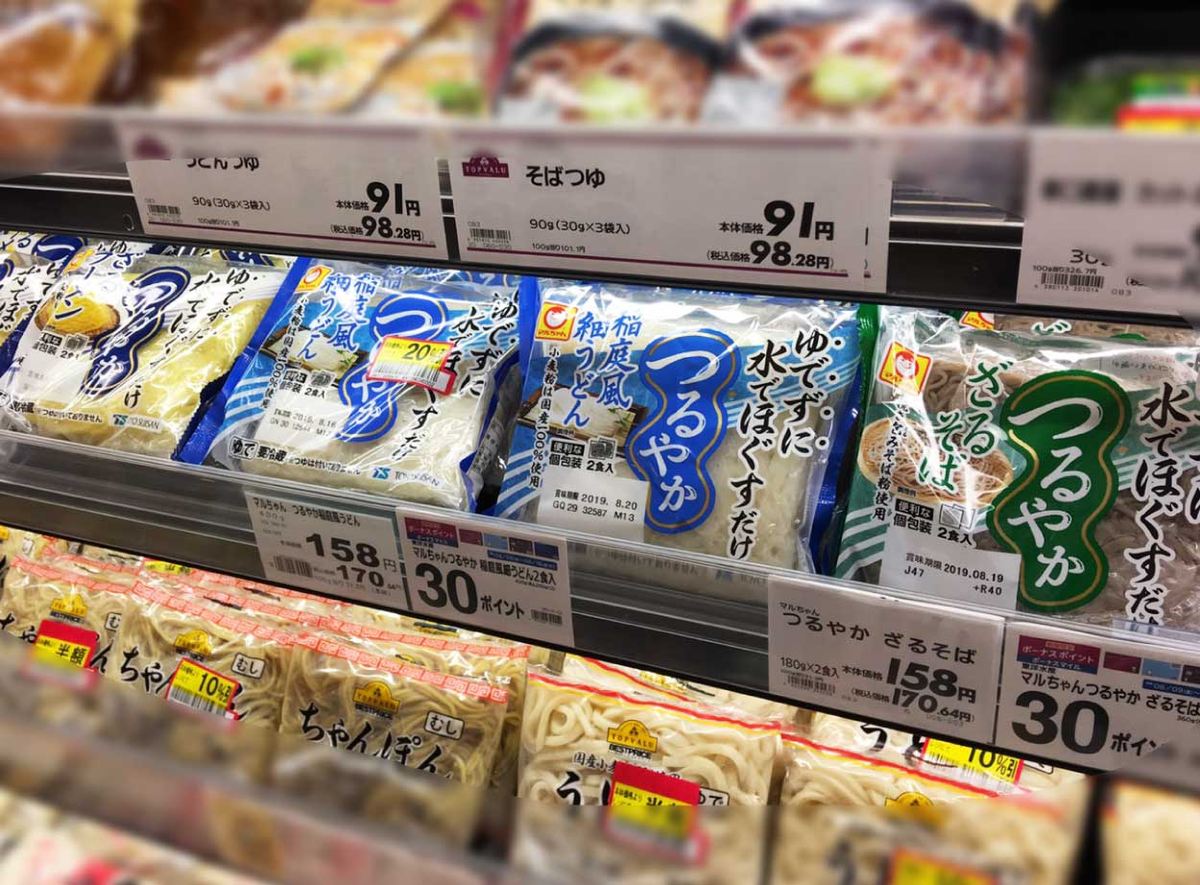 2019年当時のスーパーで撮影したマルちゃんの「つるやか」シリーズの麺売り場