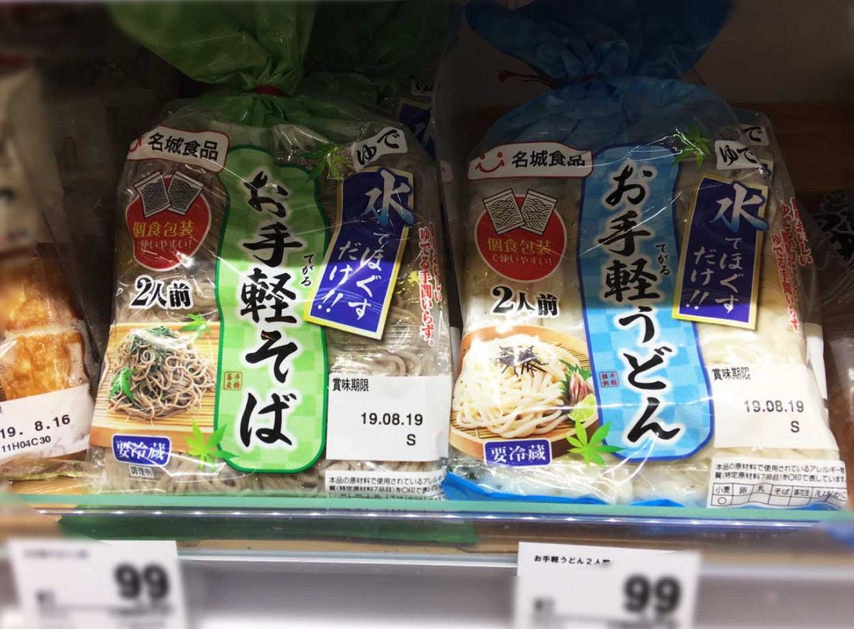 2019年当時のスーパーの売り場に並んだ名城食品のお手軽そばとお手軽うどん