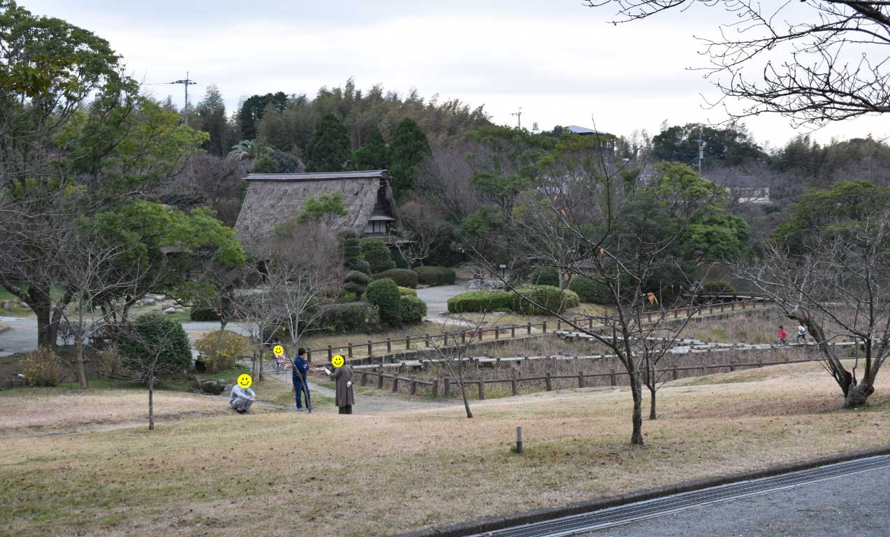 少し高い位置から眺めた民家村思いがけない景色に、親子で足が止まりました