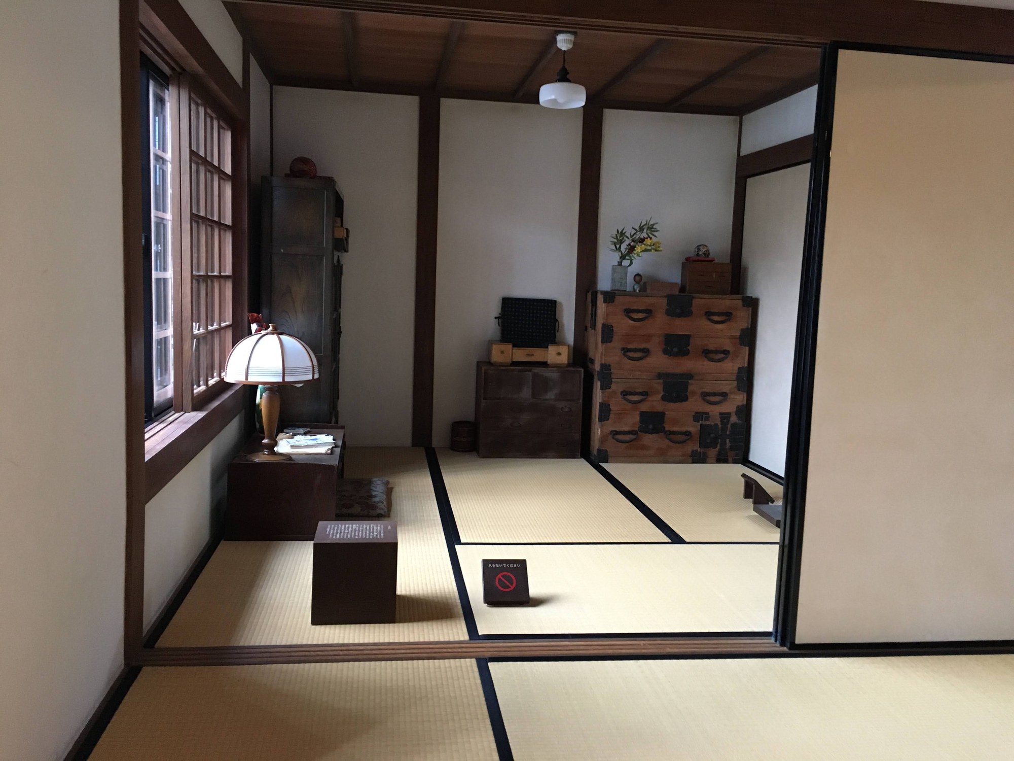 畳の部屋が続く金子文英堂の再現された住居内観