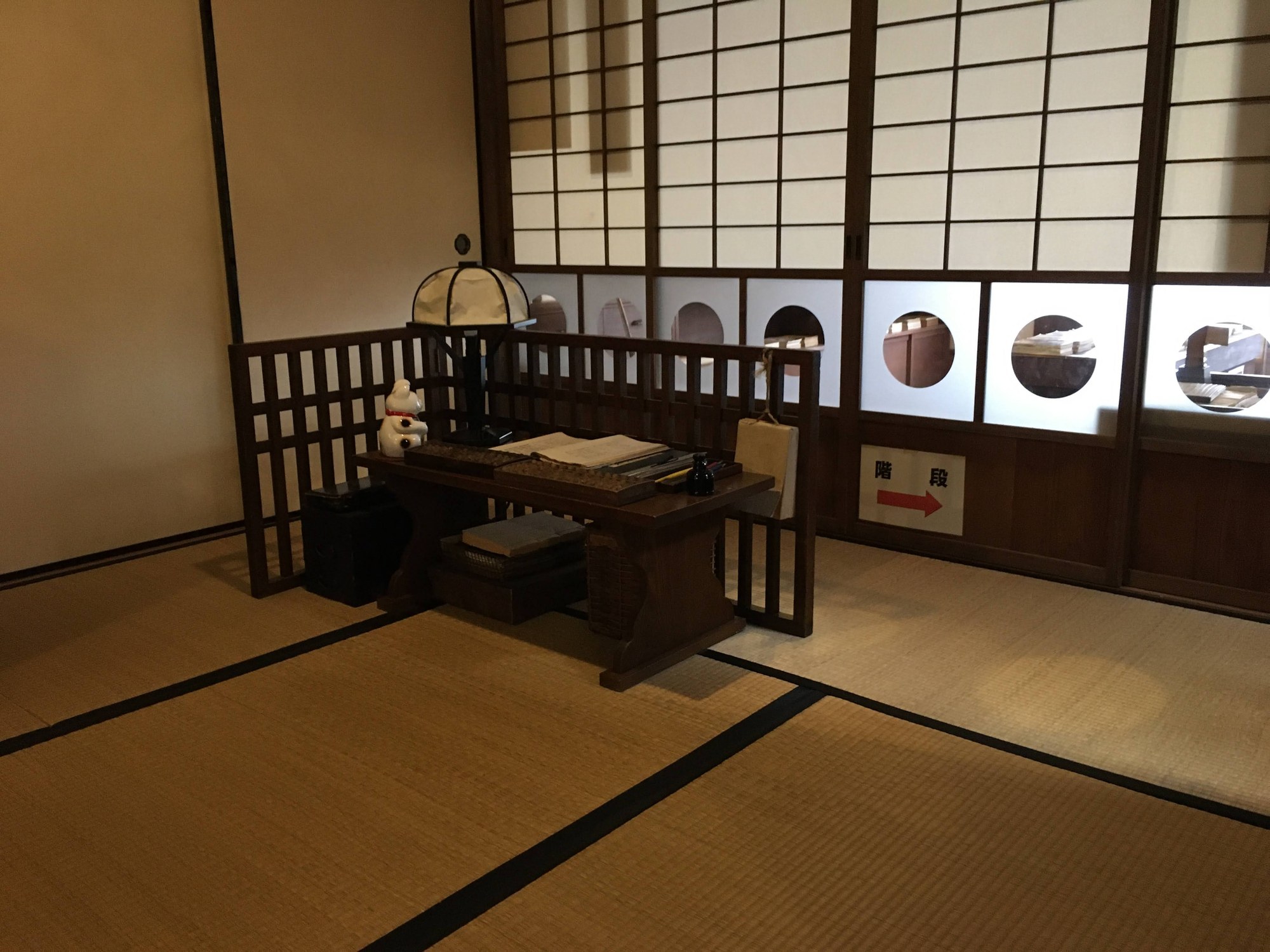 畳敷きの再現された部屋に置かれた昔の家具